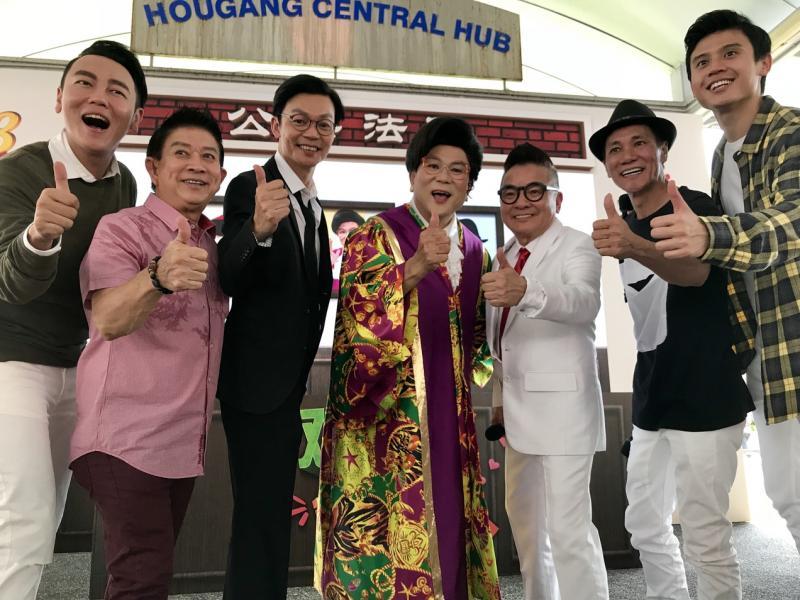 陈俊铭（右一）接演梁志强的方言综艺节目《欢喜就好》系列，有机会向各前辈艺人讨教。（档案照）