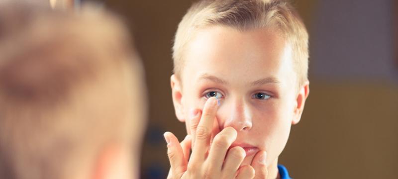 专家指出,要戴隐形眼镜,孩子需有成熟的心智,并在家长监督下养成保护视力的生活习惯。(互联网)