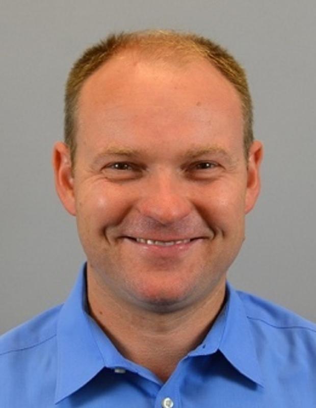 张伯伦认为,8岁或以上的幼儿完全可以学习戴隐形眼镜。