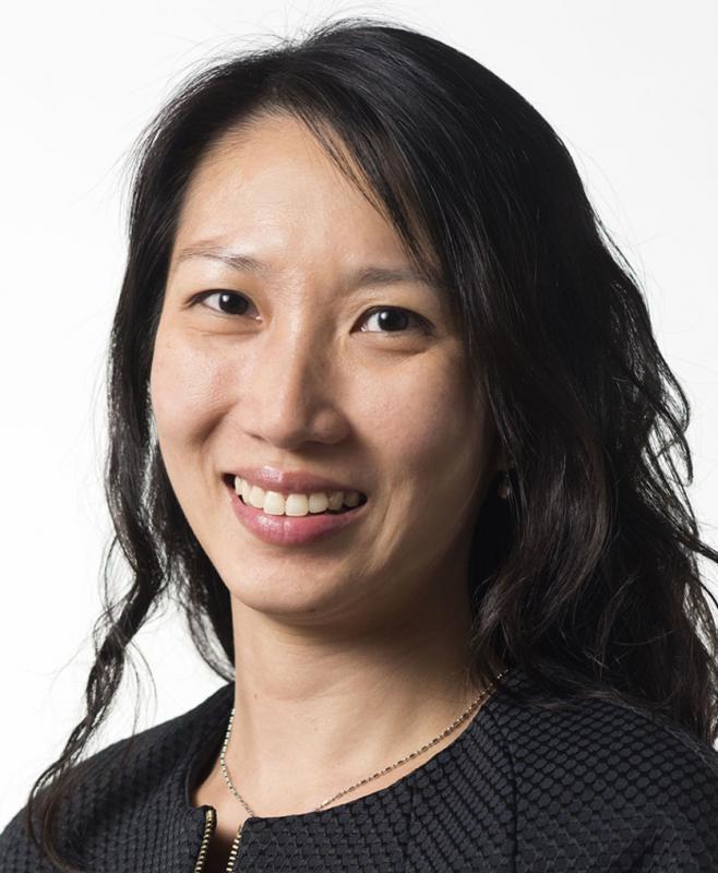 幼儿戴隐形眼镜并非完全没有风险,吴淑芬医生提醒家长须确保镜片与孩子的度数相符。