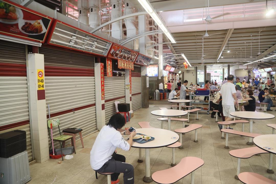 红山巷第85座小贩中心的这个摊位(左二),被年轻女老板汤林珊以5018元标下,她说,一拿到钥匙就会装修,尽早开店卖豆花和豆花水。