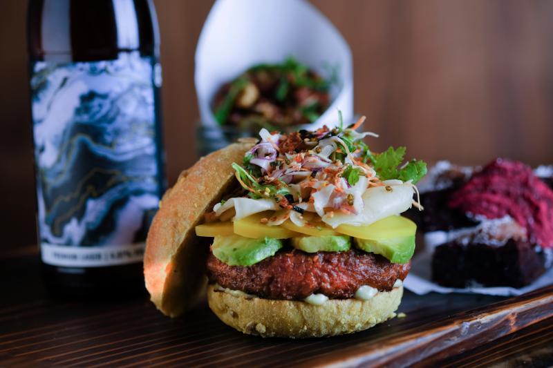 mezza9采用Beyond Meat无肉“肉饼”，为食客提供新选择。（档案照）