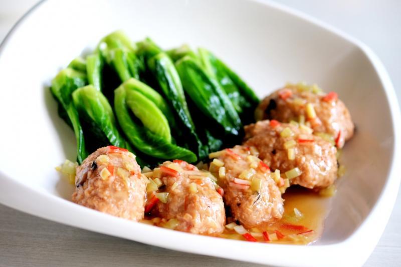 采用“新猪肉”烹制出的香蒸手制元宝。（档案照）