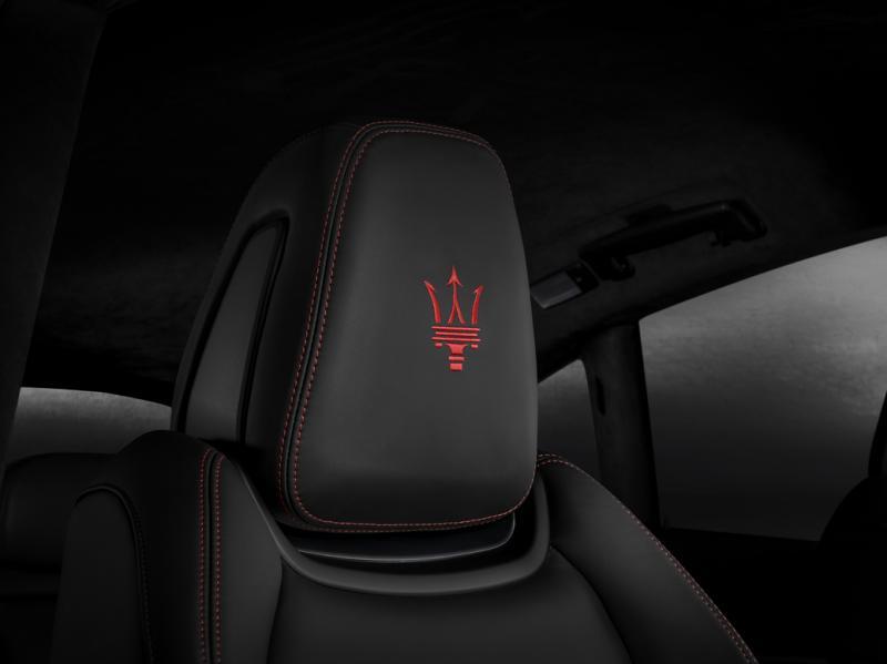 座椅头枕有玛莎拉蒂标志。