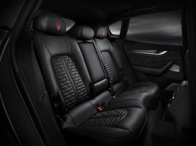 宽敞舒适的内部空间采用精良材料打造,有符合人体工程学设计的座椅包裹驾乘者。