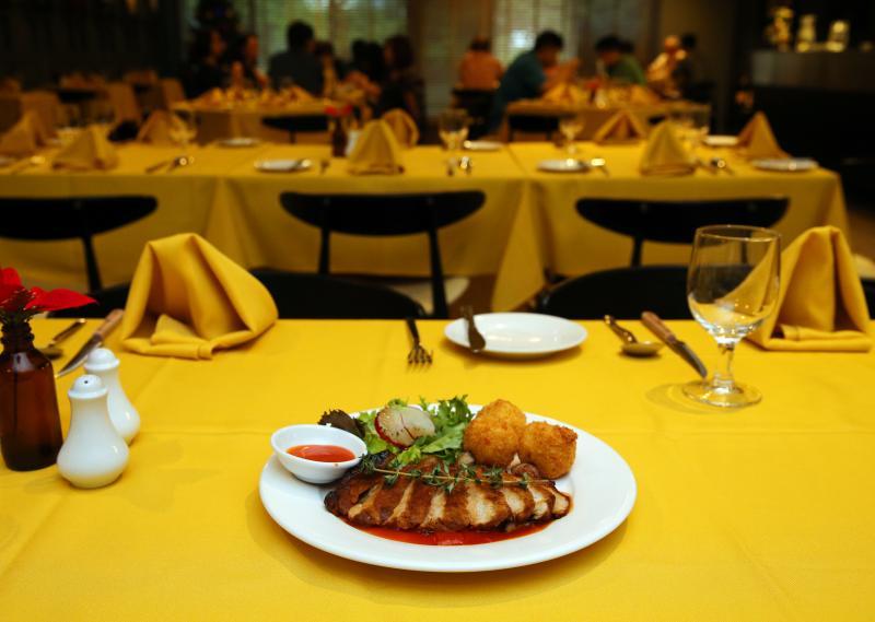 老字号海南俄罗斯餐馆Shashlik的招牌菜海南猪排。(刘启成摄影)