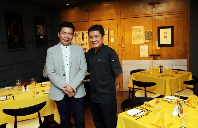 陈忠坚(左)和陈忠基两兄弟的父亲当年曾参与经营Shashlik,现在由他们接手发扬海南西餐。(刘启成摄影)