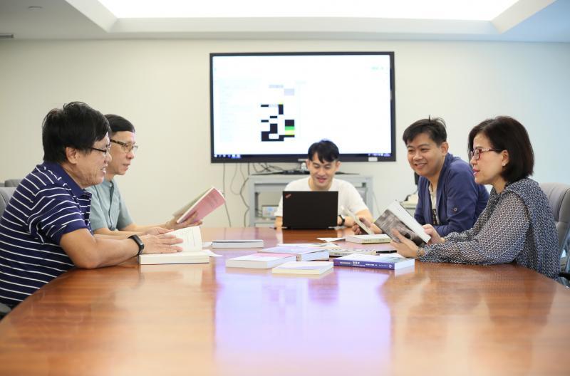 早报年度书选四位评审彭飞(左一)、董农政(左二)、流苏(右一)、周德成(右二)。评审意见虽有分歧,但仍顺利决选出8本书。