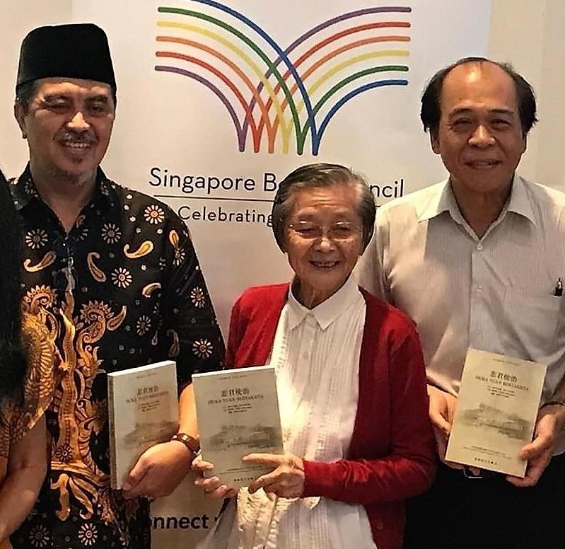 《悲君统治》原著作者伊沙卡马里(左),以及译者陈妙华(中)和温昌。 (受访者提供)