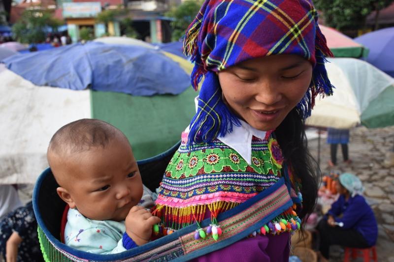 山区女孩是家里的小当家,年纪轻轻已为人母。