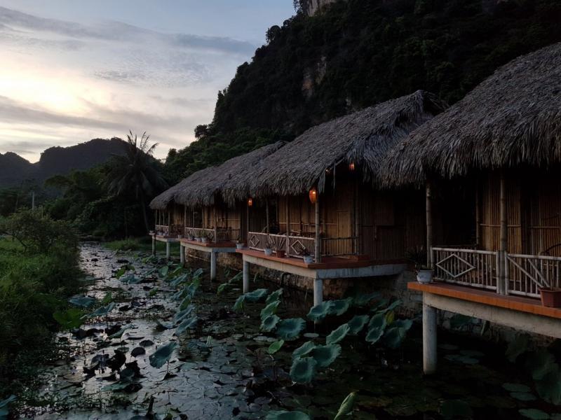 黑蒙族茅舍旅店枕河而建,黄昏时分灯笼亮起,蚊声成雷。