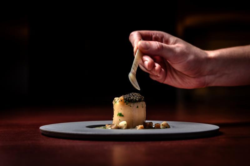 精致料理诠释出西式精致餐饮的新高度。（table65）