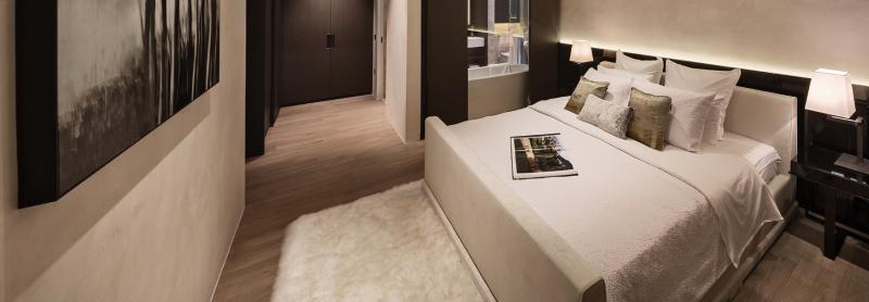 主卧用白色、米色平衡亮黑色。