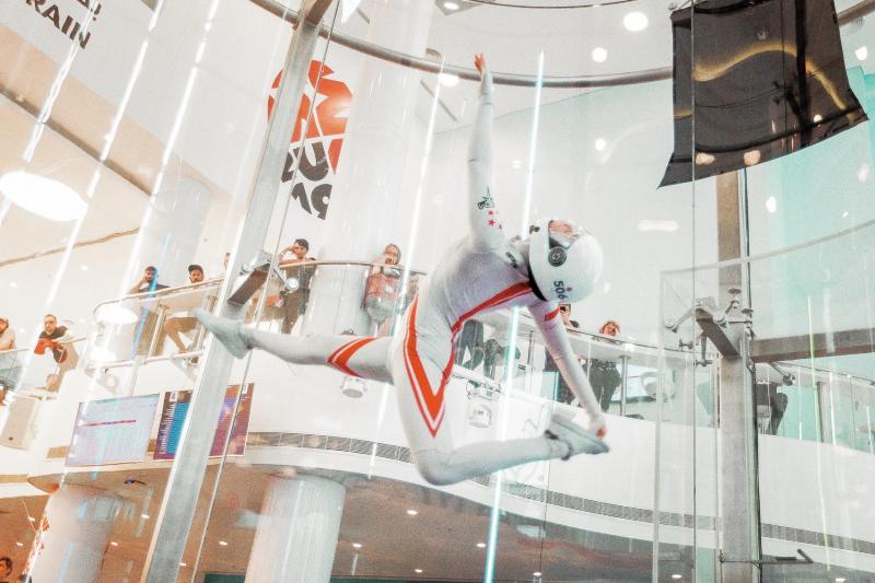 2018年10月傅诗玲在巴林举办的室内跳伞世界杯个人花式公开组中获得银牌,也与队友朱昱璇一起夺得组合冠军。(Lauri Aapro摄)