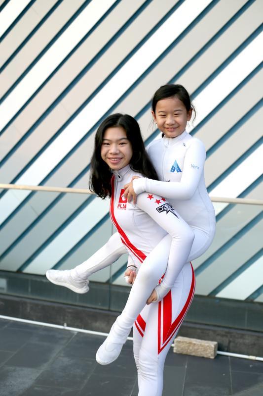 傅诗玲(左)和妹妹傅艺玲虽相差7岁,但感情深厚。