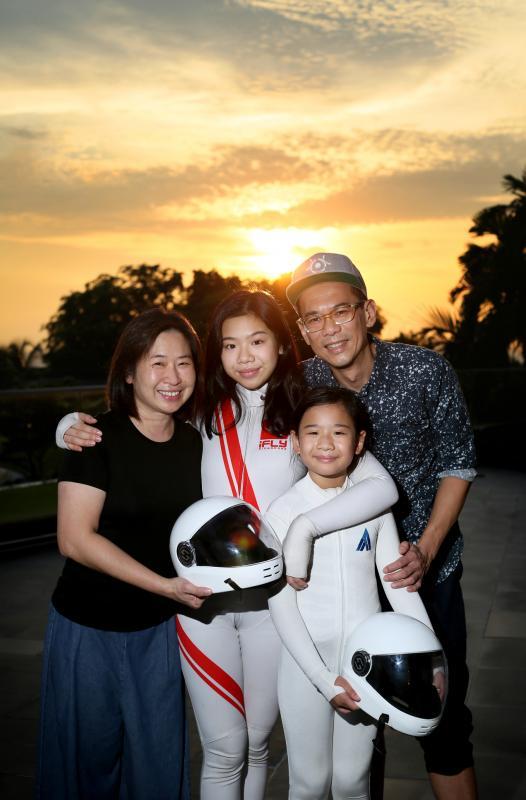 傅诗玲一家四口关系密切,父母姐妹紧紧相连。