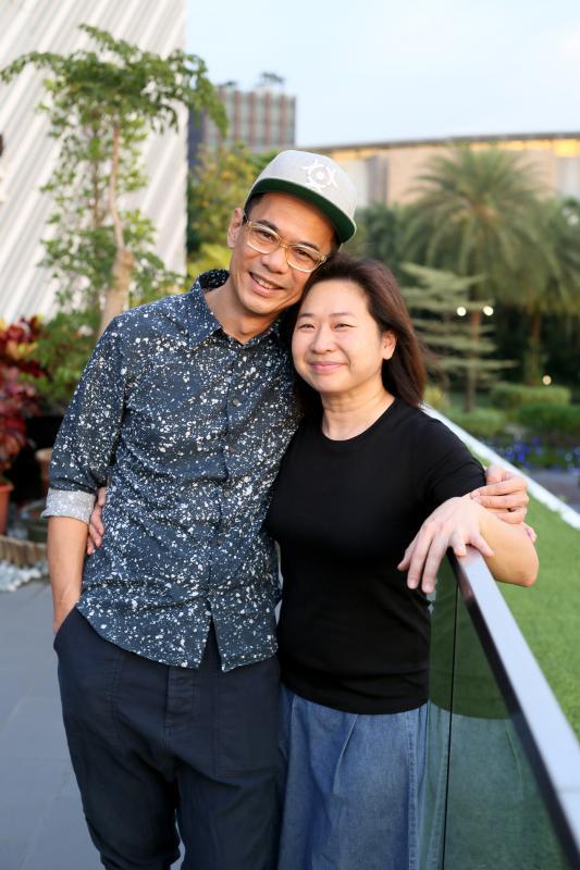 傅成春(左)和张瑞玲夫妇出身广告设计。事业有成的他们现今把家庭和两个女儿放在生命的中心。
