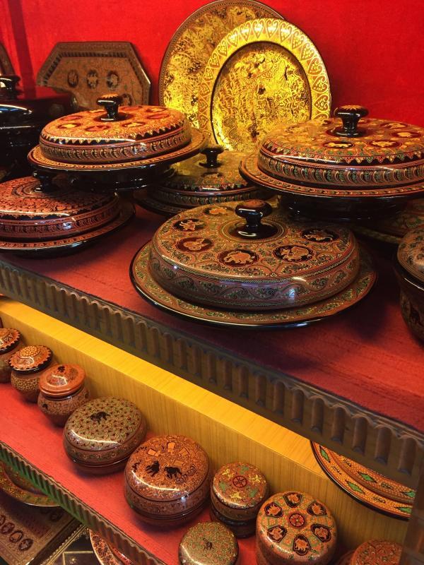 漆器深入缅甸民间，糖果盒、托盘，十二生肖和佛教故事是主要图案纹饰。（余云摄）