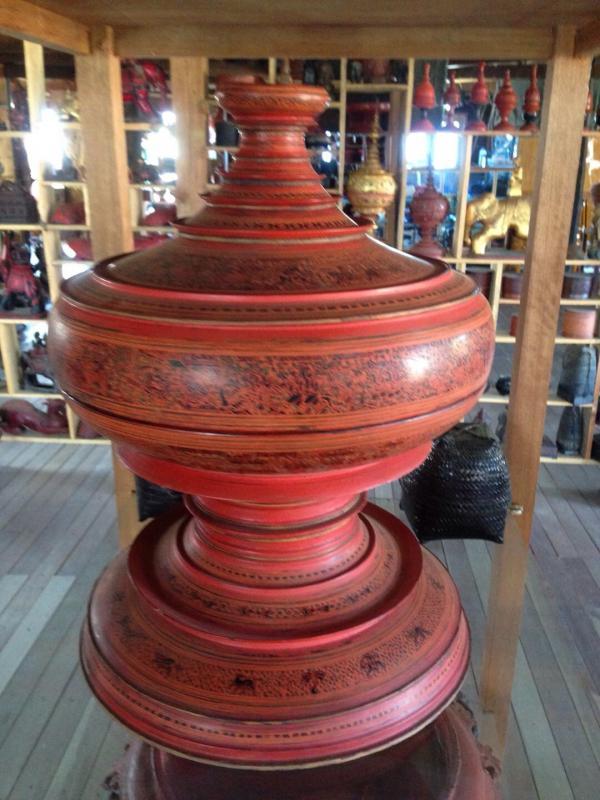 在茵莱湖上古董店，为佛塔状茜红色古漆器给吸引。