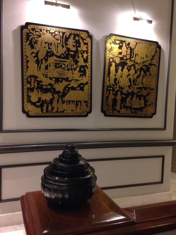 仰光斯特兰德酒店的黑底金色漆器挂饰与摆设品。