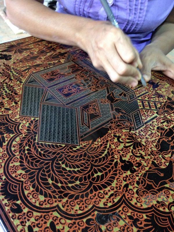 在蒲甘漆器作坊，工匠每层刻画纹样，覆盖漆彩后再磨平，纹样层次丰富。