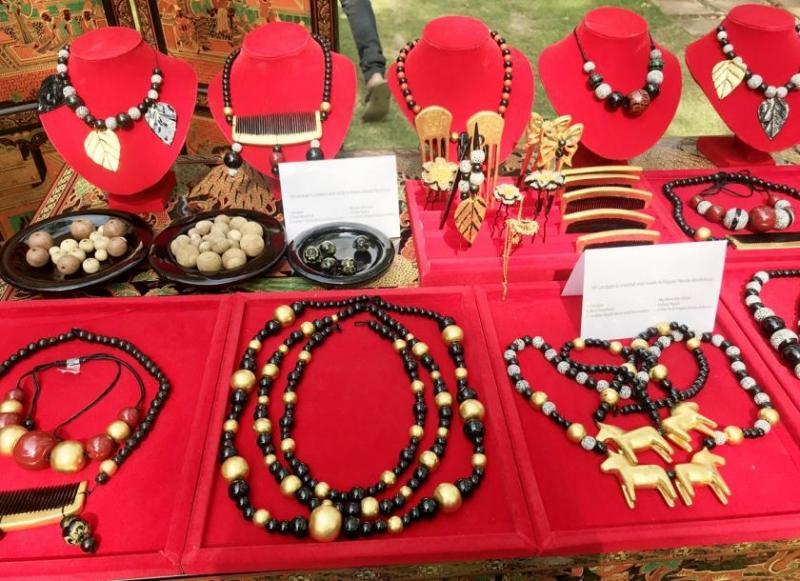 年轻设计师用漆艺设计手链项链等饰品（互联网）。