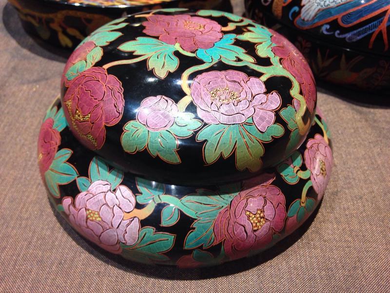 “黑象”漆器品牌的绽放莲花造型。每一件耗时9个月完成。