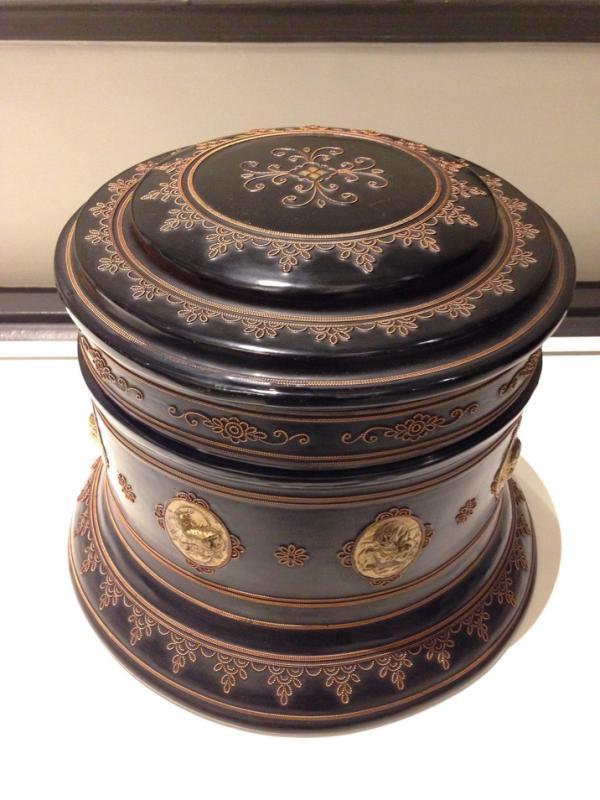 仰光斯特兰德酒店摆设的黑底金纹漆器盒，高贵大方。