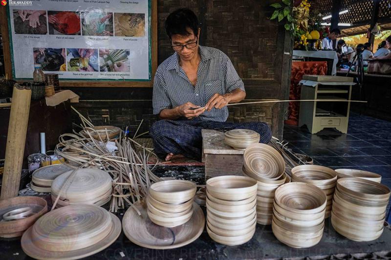 工匠削竹片，做成竹篾，编织成大小器皿。编结类胎体漆器是缅甸传统漆器的代表。（互联网）