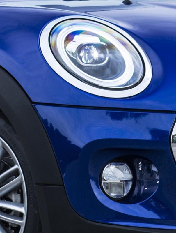 开篷迷你保有经典镀铬外框包覆的LED头灯,提供了出色的照明强度及实用的节能科技,更结合了全新环形LED日行灯设计。