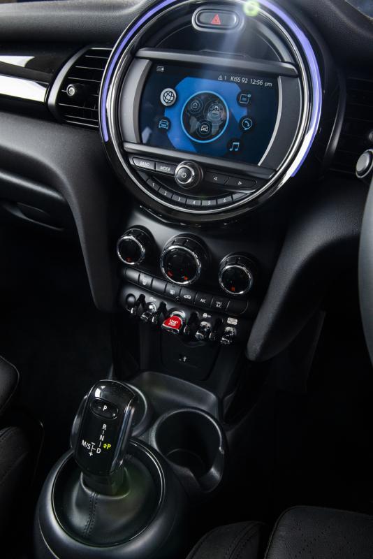 新一代MINI不仅在外观与内装上皆同步优化且精进,最主要的进化是首度导入Steptronic双离合器7速自手排变速系统。