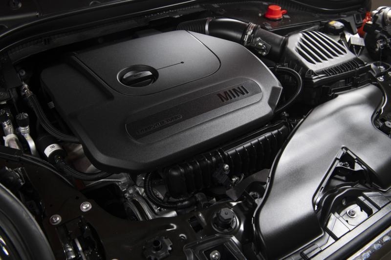 新版迷你Cooper三门和开篷都主打1.5升直列三缸12活门Twin Power涡轮增压引擎。