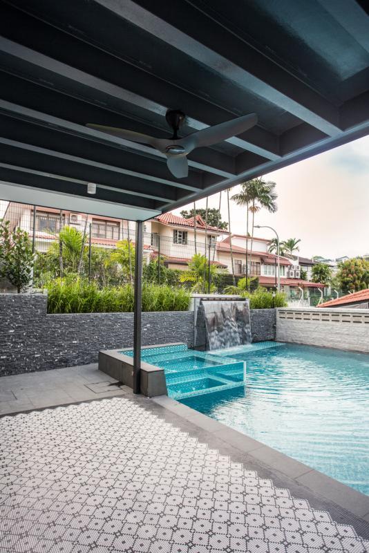 前屋另一面打造游泳池。