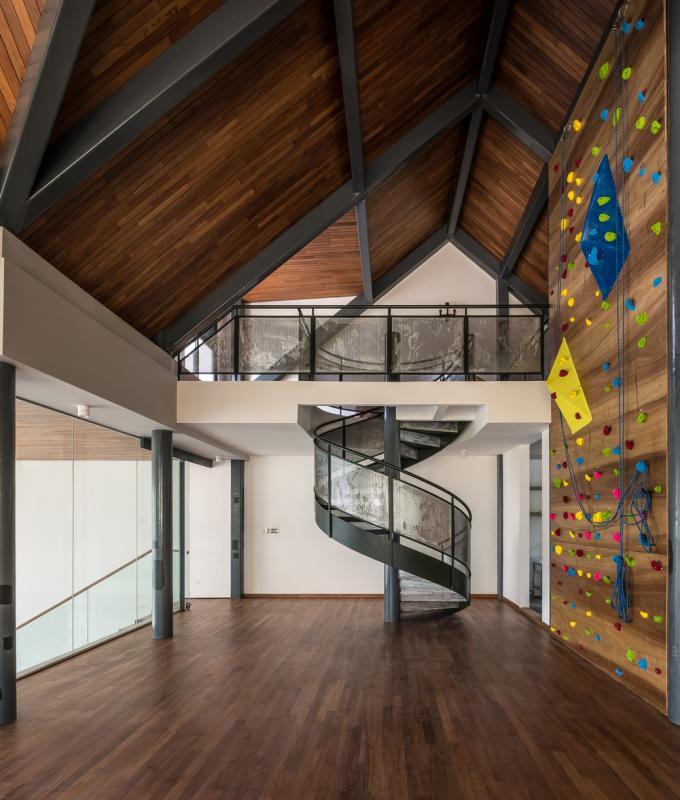 男主人请人安装攀岩墙,让好动的孩子玩耍。