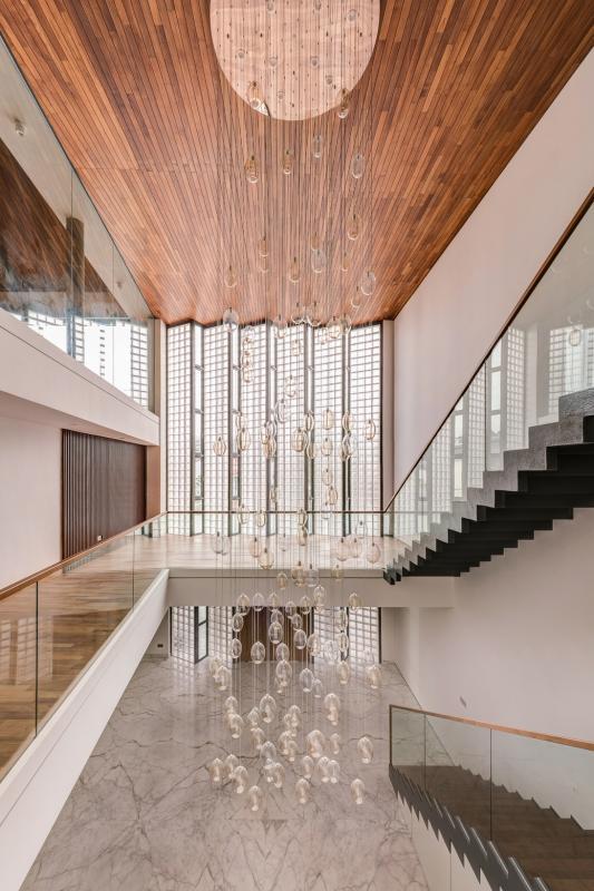 设计师大胆地将新建部分二三楼挖空,打造一个三层挑高的室内天井,引入自然光,让整个家豁然开朗。