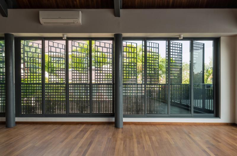 镂空帘幕的下层洞孔小而密集,街上的人从下望上看不清里头的动静,上层的洞孔刻意变大,屋里人在视线水平就能观望街上动静。