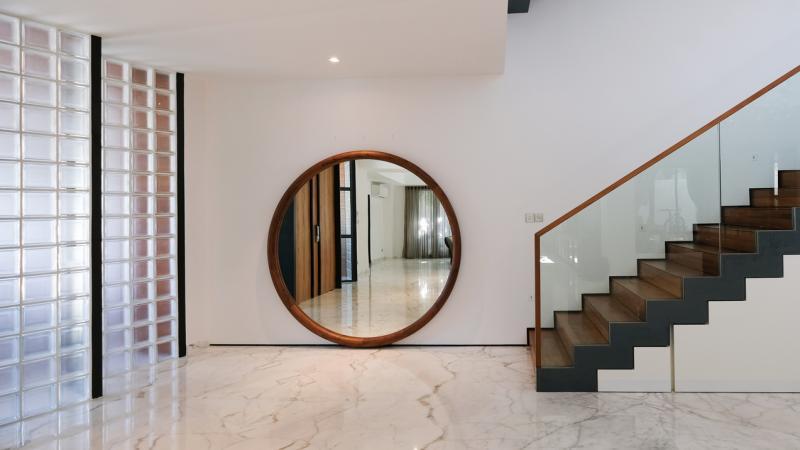 一面圆镜,柔化玻璃砖的直角,同时象征家庭美满团圆。