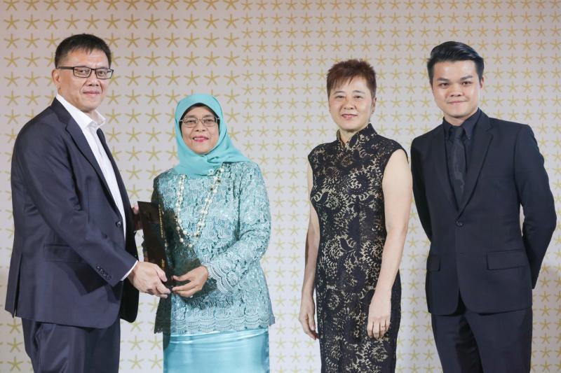 锐科建筑团队:骆文义(左起)、黄素香与蔡良评从哈莉玛总统(左二)手中接过2018年总统设计奖之年度设计奖。