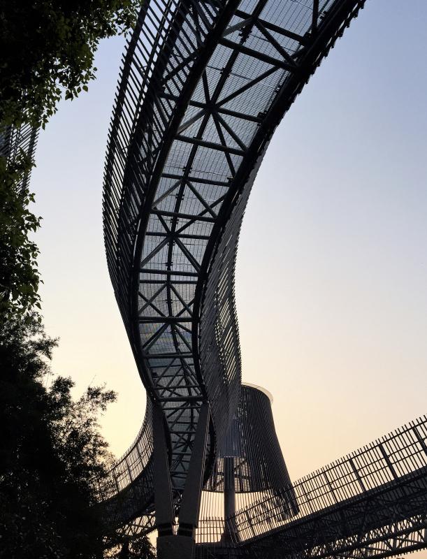 悬空桥底镂空,让阳光雨水透过,不会干扰生态。