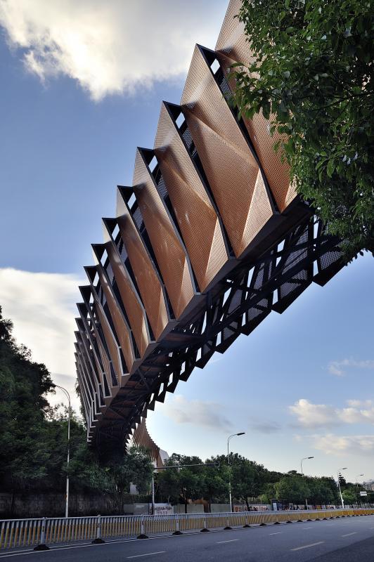 脊椎骨节形状的洪甘天桥像新加坡的亚历山大拱桥,从闽江河畔跨越洪甘路,公众可安全地从国光公园登上金牛山。