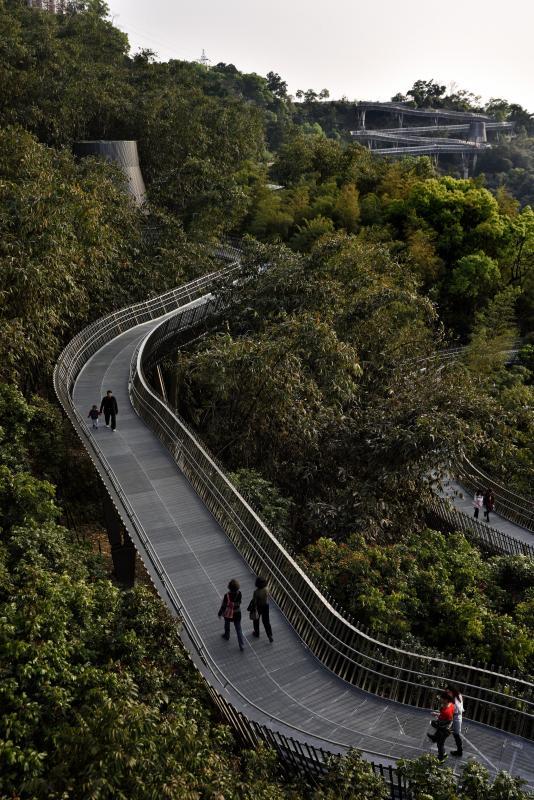 福道栈道宽敞,可让两人并行和一名坐轮椅者擦肩而过。两旁铝制栏杆做镂空设计,镀上香槟色,与福州独特的灰绿色及当地不同时段的日光相映成趣。