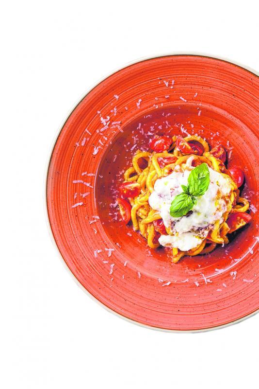 意大利有着源远流长的饮食文化，在众多美食背后，少不了一种百搭食材——乳酪。