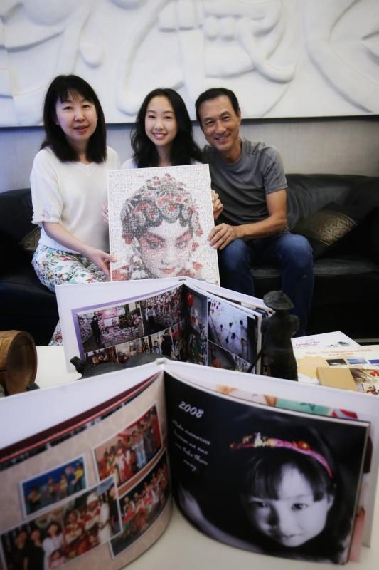 她6岁演《告亲夫》、15岁演《刘明珠》;今年16岁的陈纬恬是本地潮剧界的新声音。她对潮剧的热爱与执着,有两代人的熏陶与助力;维护与传承戏曲文化,更是她年轻的赞歌。