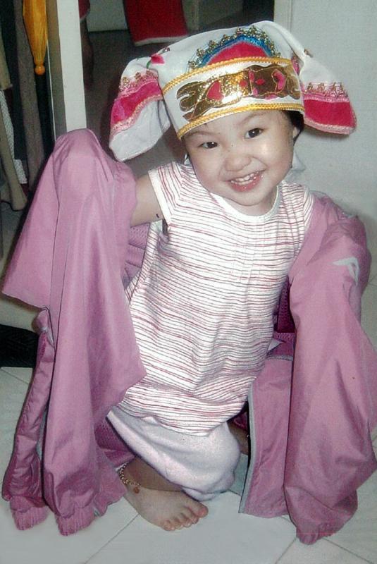 陈纬恬一岁大时模仿电视上的潮剧人物,摆起戏曲表演中的身段。(受访者提供)