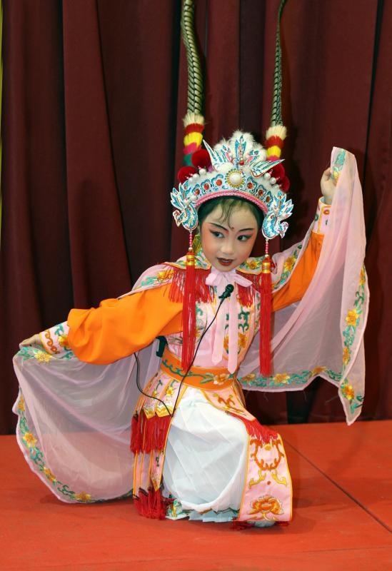 年幼的陈纬恬饰演女将穆桂英。(受访者提供)