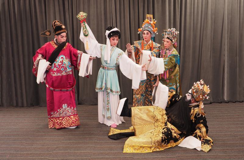 去年6月,陈纬恬(左二)在南华潮剧社呈献的经典潮剧《刘明珠》中担任要角刘明珠,剧中其他人物有海瑞(陈巧莲饰,左一)、穆宗(陈玉勇饰,左三)、太后(陈巧鸾饰,左四)和朱厚潘(张明福饰)。(档案照)