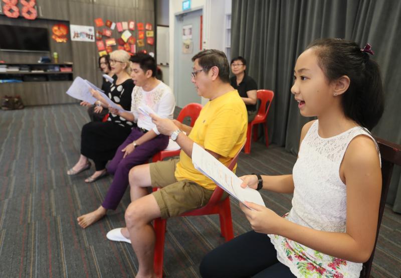 陈纬恬(右一)10岁时就加入南华潮剧社,社团成员年纪都比她大,但她虚心向学,大家都很愿意给予指导与支持她。(档案照)