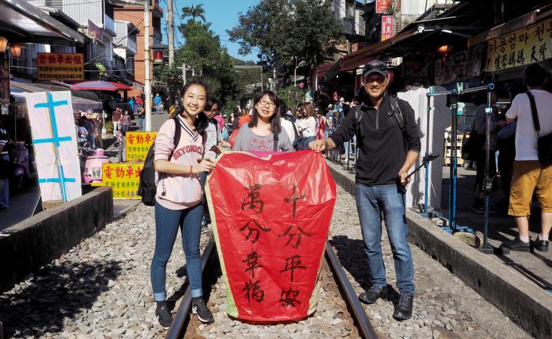 去年11月,陈纬恬与父母在台湾十份老街放天灯。(受访者提供)