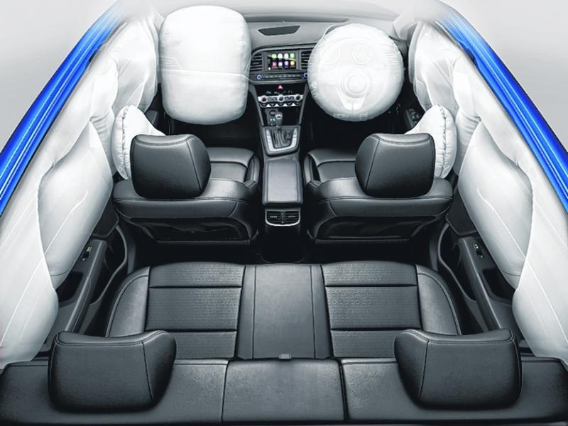 安全气囊车内装有六个安全气囊。