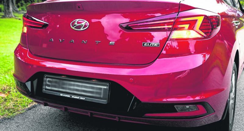 车尾车牌下移，车尾“饱满”了。